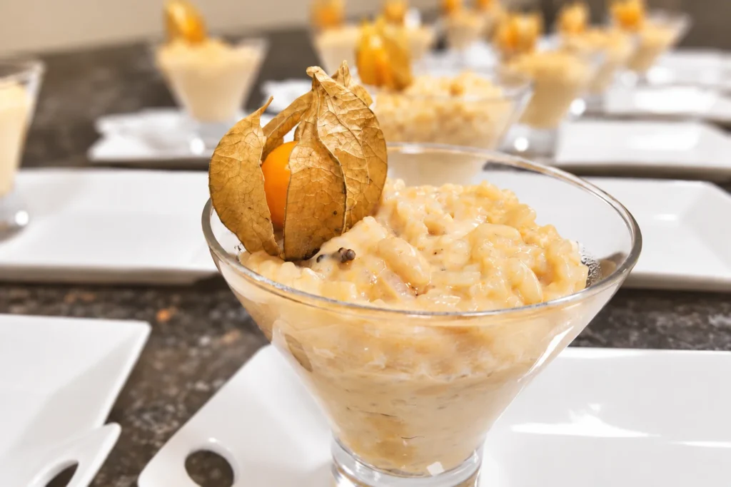 Arroz doce cremoso servido em taça com physalis em jantar português em casa