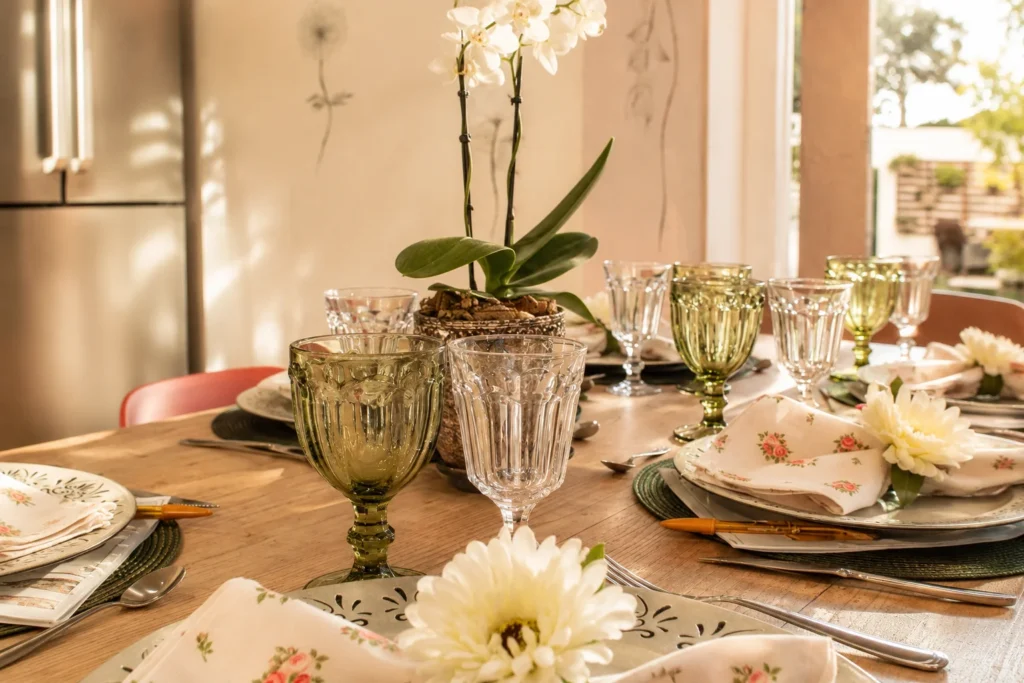 Mesa posta preparada para receber bem em casa com simplicidade e acolhimento