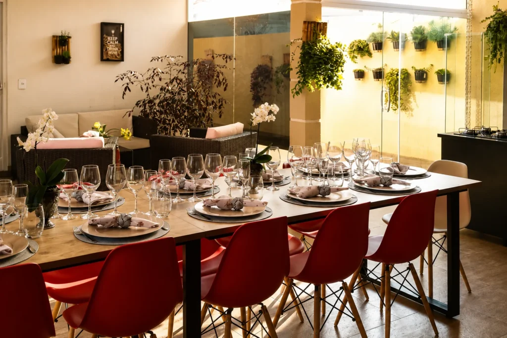 Mesa posta preparada para receber bem em casa com louças e detalhes acolhedores