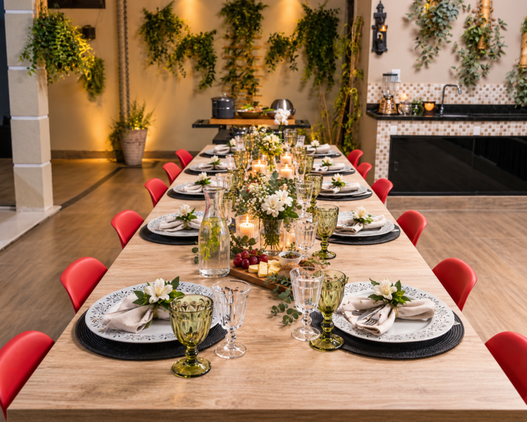 Mesa posta simples para jantar com pratos, taças, guardanapos, flores e velas